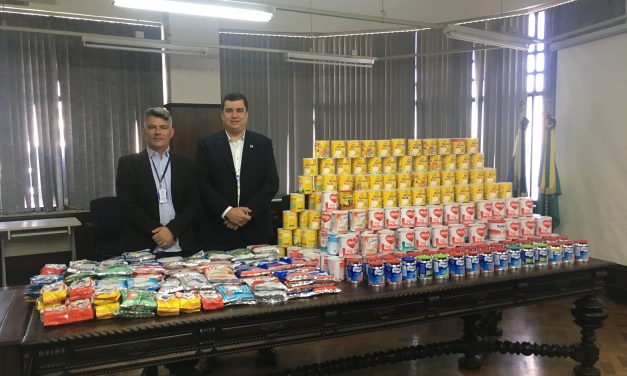 Corrente de solidariedade arrecada mais de 400 latas de leite em pó