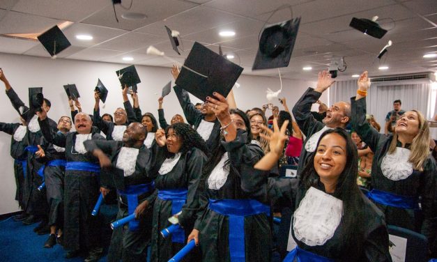 Mais de 30 alunos se formam nos ensinos fundamental e médio no CEJA Central do Brasil