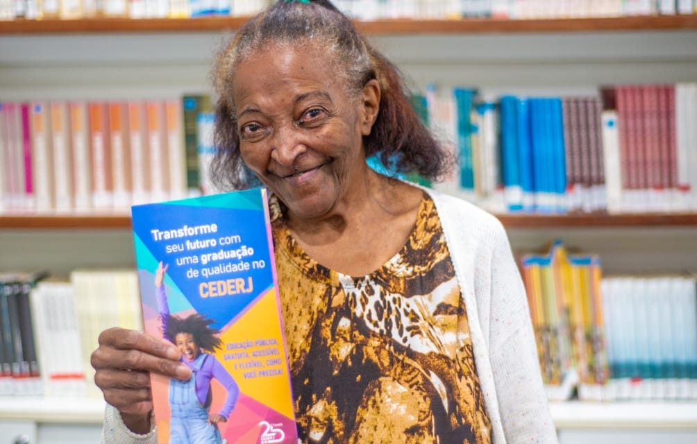 Idosa de 81 anos realiza o sonho de cursar uma universidade pelo Cederj em Nova Friburgo