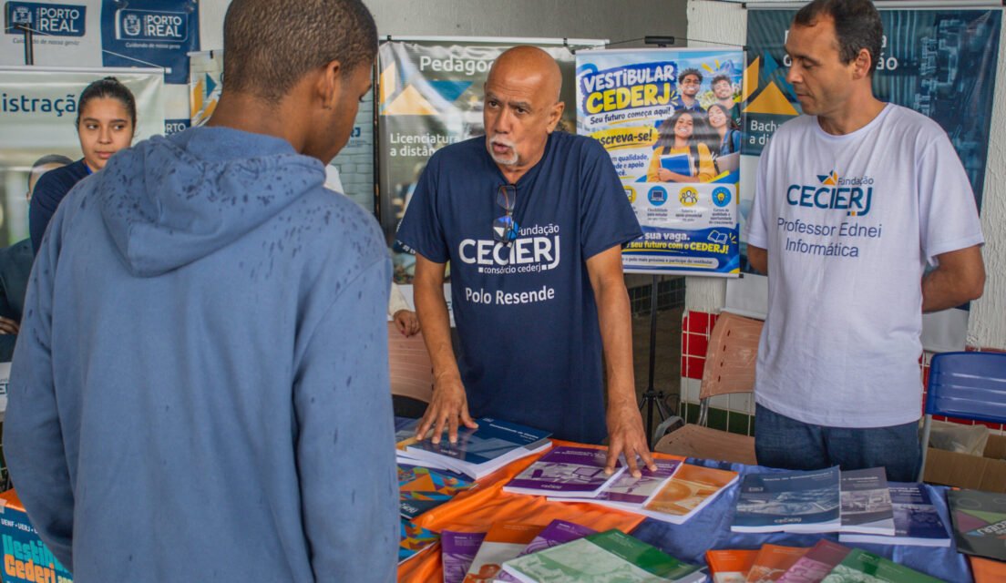 Representantes da Fundação Cecierj e do Polo Resende conversam com jovem sobre cursos de graduação e materiais didáticos do Vestibular Cederj.